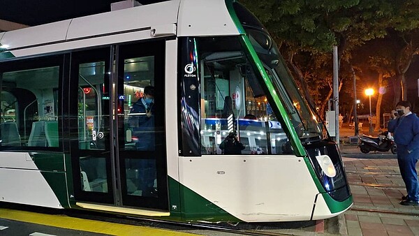 高雄輕軌二階大南環段列車13日被機車擦撞,高雄捷運公司估計損失38萬多元,要向肇事者求償。 圖/高雄捷運公司提供