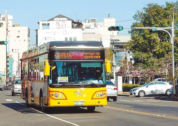 嘉義市3條公車路線全換上電動巴士，成為全國唯一市區公車100％汰換為電動公車的縣市。（嘉義市政府提供／呂妍庭嘉義傳真）