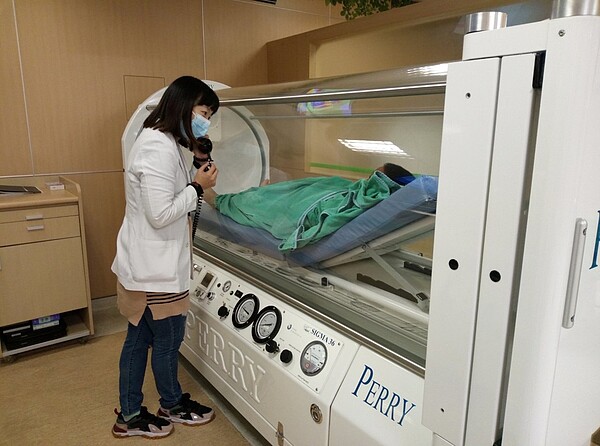 苗栗市大千醫院高壓氧治療中心近日收治多名一氧化碳中毒患者,提醒大眾使用熱水器要注意通風。圖/大千綜合醫院提供