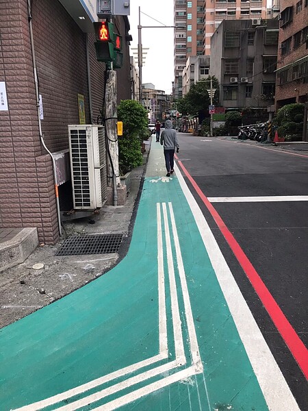 標線型人行道加上導盲導引線。圖/新北市交通局提供
