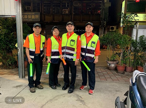 戴圭柱與社區巡守隊共同維護莒光里的治安問題。圖／戴圭柱提供