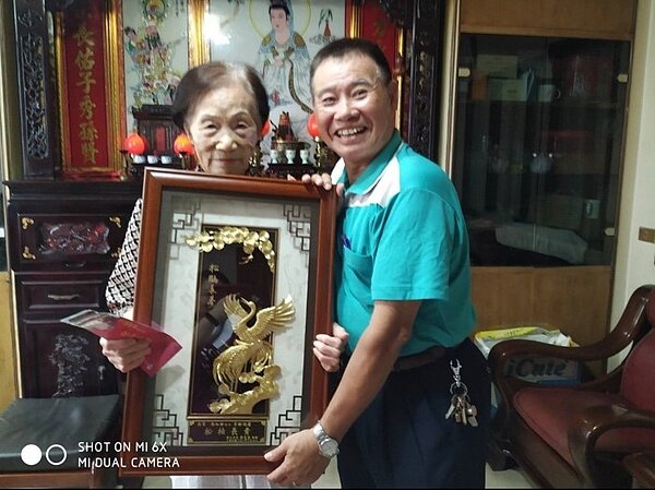 戴圭柱到莒光里內長者家中一同歡慶百歲生日。圖／戴圭柱提供