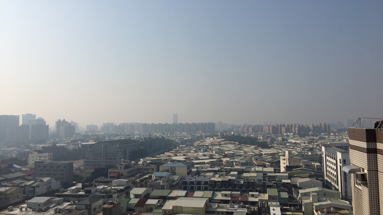 受寒流夾帶境外汙染以及風速微弱影響,南部凌晨起出現紅害。圖/記者鄭惠仁攝