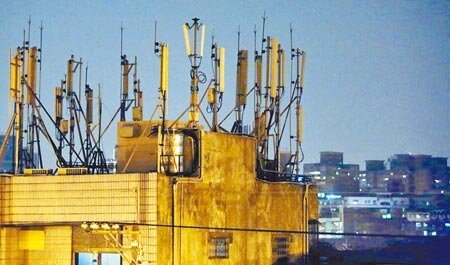 圖為住宅區附近的行動電話基地台。(本報資料照片)