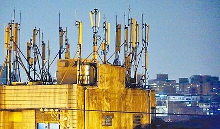 圖為住宅區附近的行動電話基地台。(本報資料照片)