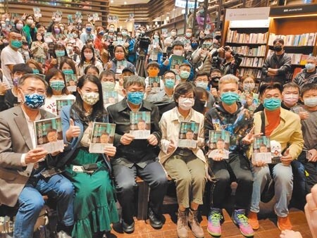 台北市長柯文哲（左三）16日南下台中出席讀者見面簽書會，直言豬標章太多了，最好統一版本。（張妍溱攝）