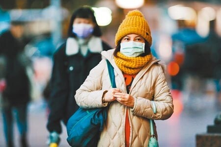 強烈大陸冷氣團影響，今明兩天北部及東北部天氣寒冷，明天清晨中部以北地區恐下探9度。（中時資料照片）