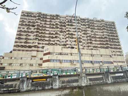 西寧國宅一直被列名為傳說中的猛鬼大樓，市府拍板拆除重建，最快2024年動工。（張薷攝）