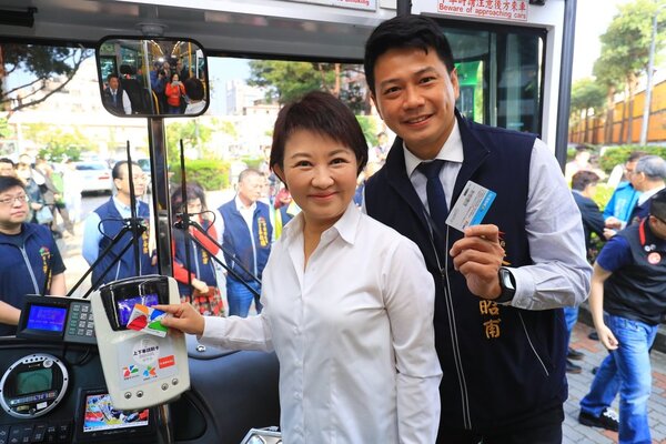 台中市長盧秀燕（左）的雙十公車優惠政策今年改採「市民限定」，交通局長葉昭甫（右）說已有117萬市民完成綁定。圖／台中市交通局提供
