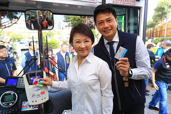 台中市長盧秀燕(左)的雙十公車優惠政策今年改採「市民限定」,交通局長葉昭甫(右)說已有117萬市民完成綁定。圖/台中市交通局提供