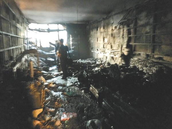 鳳山區一處住宅15日凌晨火警，起火地點初判位於2樓前方。（翻攝照片／林瑞益高雄傳真）
