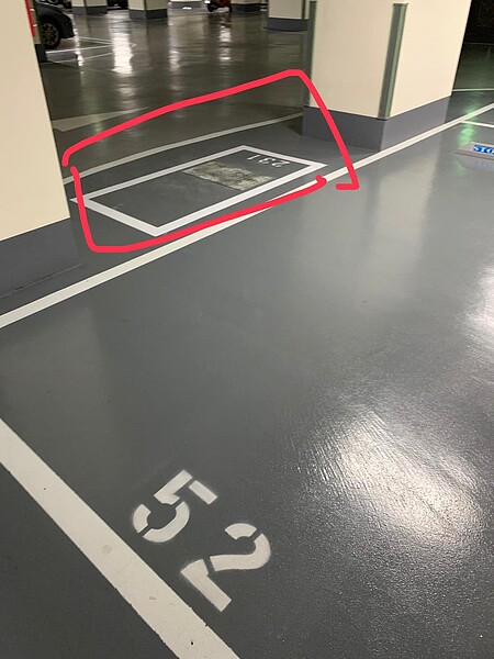 交屋後車位旁突然增設機車格,讓車主認為已經影響自身權益。圖/取自臉書社團《公寓大廈管理委員會交流協會》