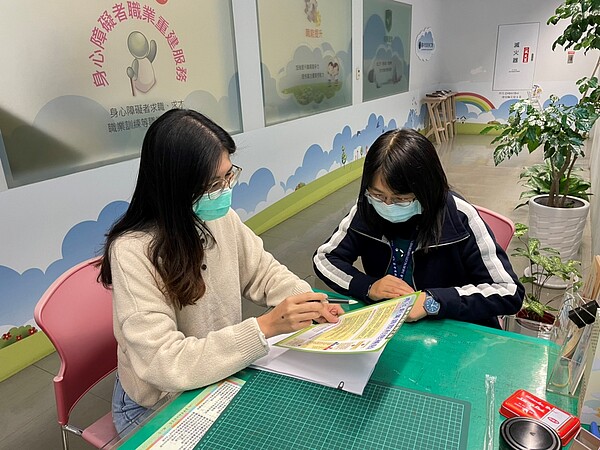 勞工局向民眾說明青創貸款利息補貼。圖/台中市勞工局提供