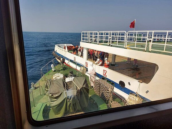 海巡署及台灣漁船「閩發漁」號，協助救援巴拿馬籍貨輪船員，並與大陸救助船「東海113」進行海上接駁。記者廖炳棋／翻攝