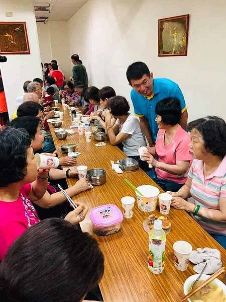 潘慶忠里長夫婦定期會探望需要關懷的里民。圖／記者張麗君攝