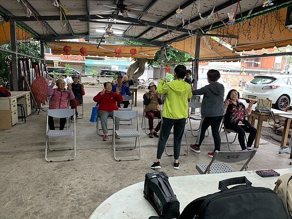 藉由體適能課程增進長者們的身體健康。圖／忠誠里提供