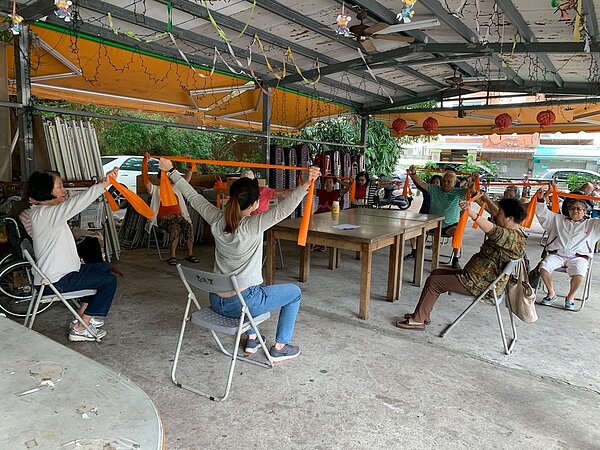 長者們熱情參與忠誠里開辦之體適能課程。圖／忠誠里提供