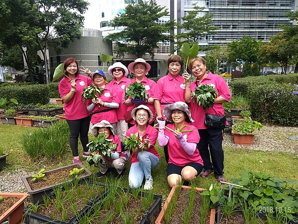 德行里里民歡樂在德行公園中的田園收成同作物。圖／截自士林區德行里繽紛農趣臉書