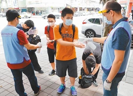 近日台灣疫情有擴散現象，大考中心表示，考試期間，正在居家隔離、居家檢疫或自主健康管理的考生，將安排他們到隔離試場應考；至於確診考生則無法應考。（本報資料照片）