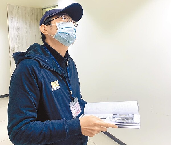 新北市八里區近日有違建蟑螂現蹤,誆騙屋主自己是拆除大隊並索討「手續費」,新北市工務局提醒,拆除大隊查報違建一定會配戴識別證。(新北市工務局提供/許哲瑗新北傳真)