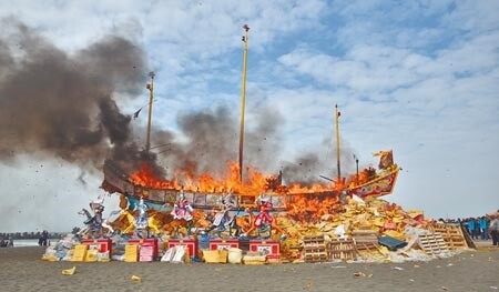 茄萣白砂崙萬福宮17日舉辦送王（燒王船）祭典，過程平安順利。（林瑞益攝）