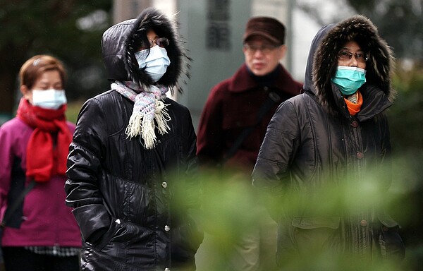 今天清晨高雄以北、宜花地區最低溫只有八度,竹苗及台中沿海空曠地區恐下探六度,北台灣氣溫整日不高於十五度,民眾仍要注意保暖。記者侯永全/攝影
