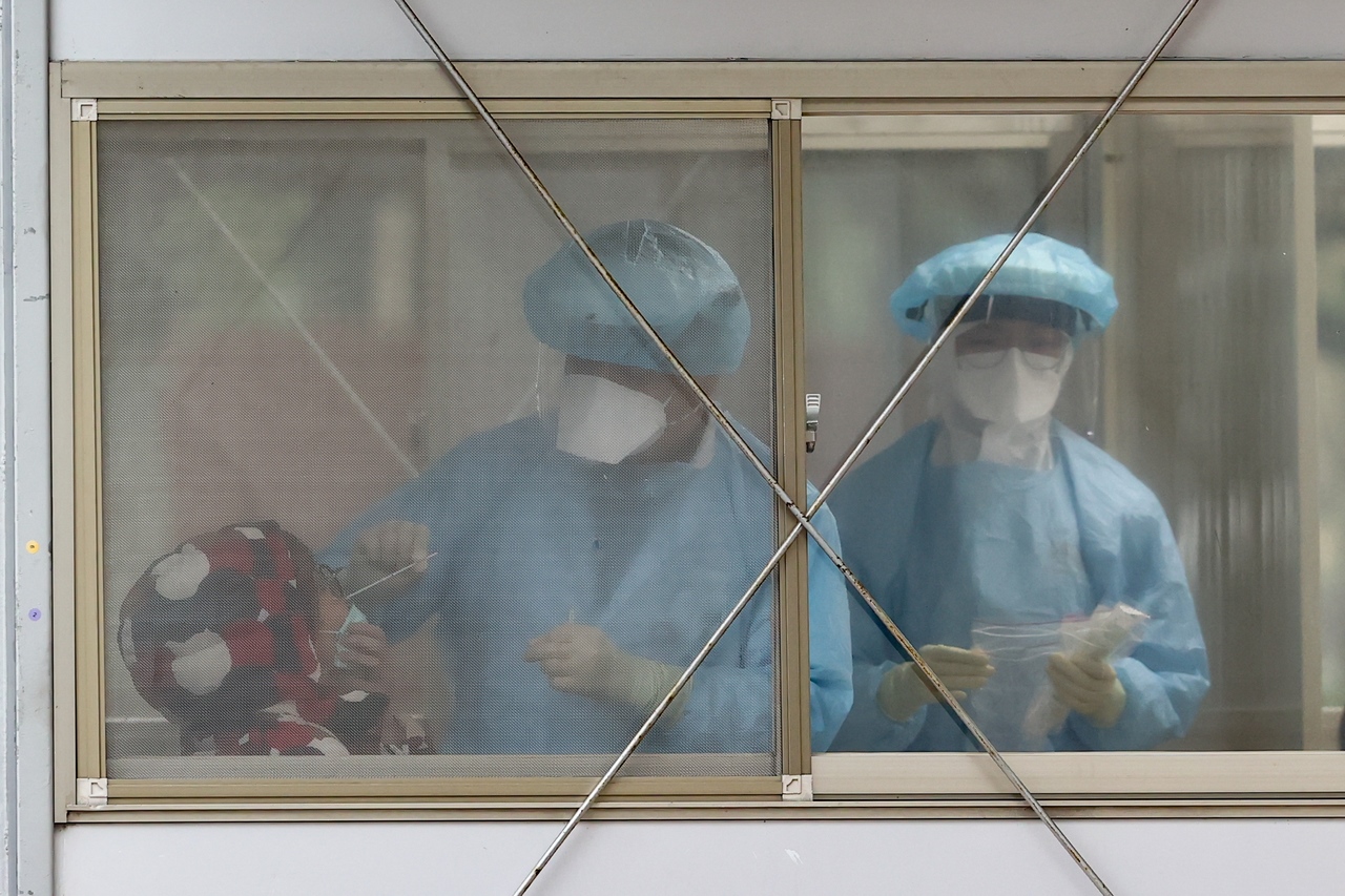 已有四名醫護染疫，桃園某醫院17日持續進行採檢作業。記者葉信菉／攝影