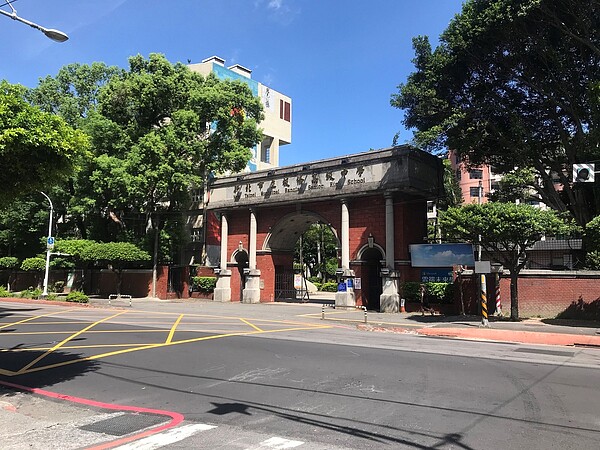 板橋區板橋高中的文化路1段部分紅線及人行道開放臨停。圖/新北市政府提供