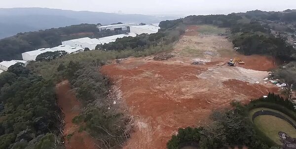 新北市議員陳明義表示,這明明就是水土保持計畫工程,業者卻一直砍樹,質疑工程大有問題。圖/新北市議員陳明義提供