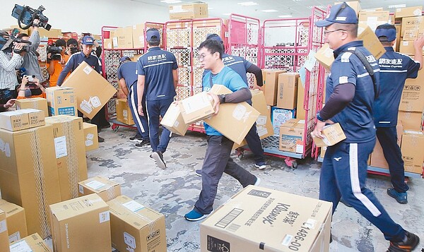 網路購物包裝、耗材垃圾暴增,環保署推動網購循環包裝,但回收率僅二成五,無法落實「循環再利用」。圖/聯合報資料照片