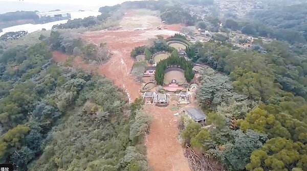 五股觀音山2處山坡地疑遭濫墾濫伐,一處有農業局許可告示牌,另處則是遭停工後砍伐的面積疑有擴大,且未恢復植被。(議員陳明義提供/李俊淇新北傳真)