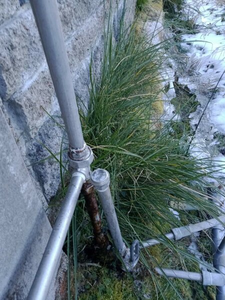福壽山農場在大雪後，水管內的水因結冰撐破水管和接頭，水電師傅昨天忙著維修。圖／取自福壽山農場臉書