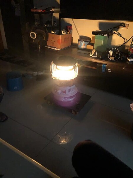 林口下午4時許傳出大停電,停電區域一片漆黑,民眾甚至拿出煤爐、露營燈等應急。圖/陳柏凱提供