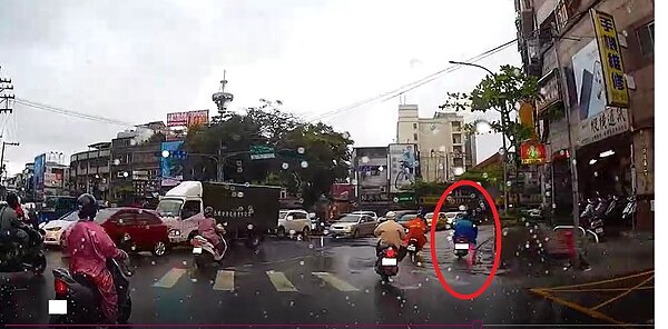 違規機車右轉彎未打方向燈。圖/新北市政府提供