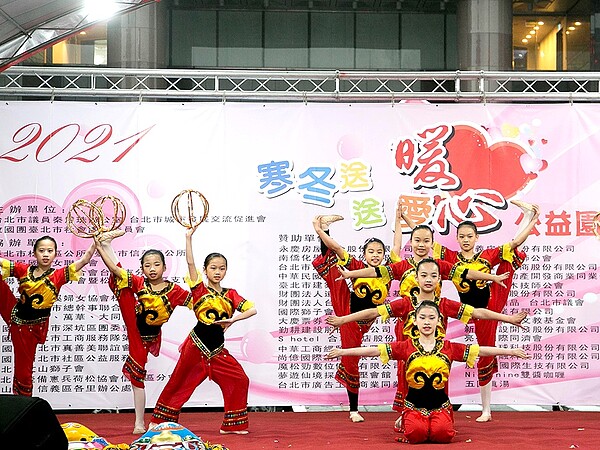 除了各式攤位活動,主辦單位現場也安排許多精彩表演。圖/永慶房產集團提供