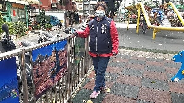 光信公園的藝術畫作非常受小朋友喜愛。圖/朱哲輝攝影