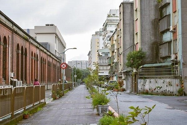 北教大與臥龍里辦公室相鄰，該人行步道時常發生違停問題，狀況目前已有改善。圖／黃元琪攝