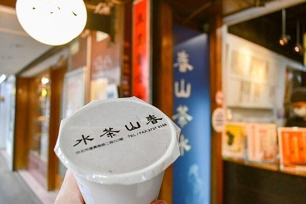 人氣超高手搖杯春山茶水，時常賣完提早打烊 。圖／黃元琪攝