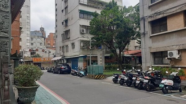 光信里的停車位規畫完善。圖/朱哲輝攝影