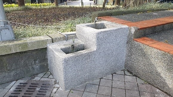 公園裡細心規劃的親子洗手台。圖/朱哲輝攝影