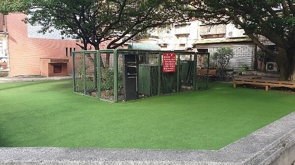 連變電箱都成為綠化巧思。圖/朱哲輝攝影