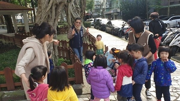 李淑梅里長和幼兒園孩子們互動。圖/朱哲輝攝影
