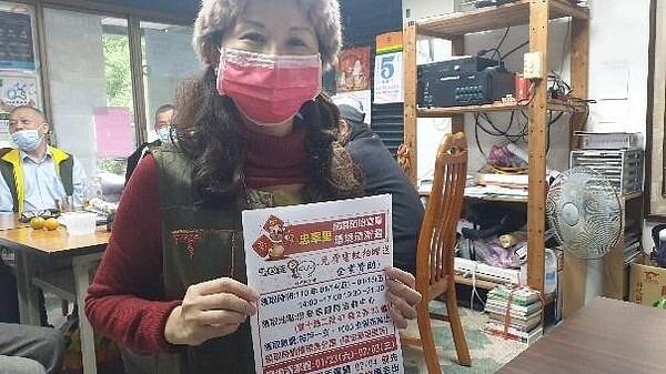 精心設計忠翠里許多活動DM。圖/朱哲輝攝影