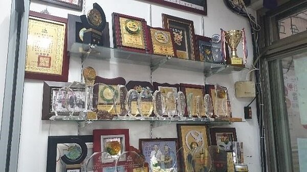 優秀的鄰里經營成績榮獲各項獎牌。圖／朱哲輝攝影