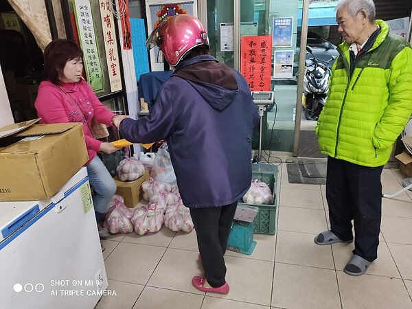 里民中心正在發放團購的芭樂以及收取捐贈物。圖／周晟暉攝