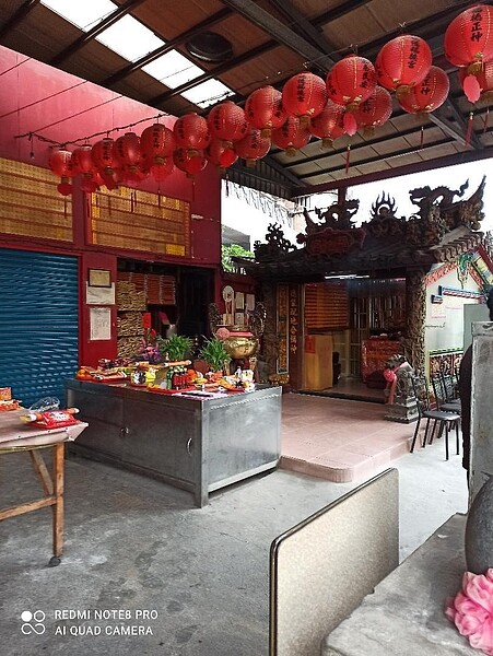 每年宮慶時，信眾擺上鮮花，誠心拈香叩首。圖／夏曉山攝影	