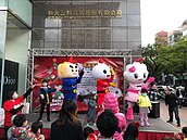 天氣再冷也不怕　天母商圈辦百人交換禮物