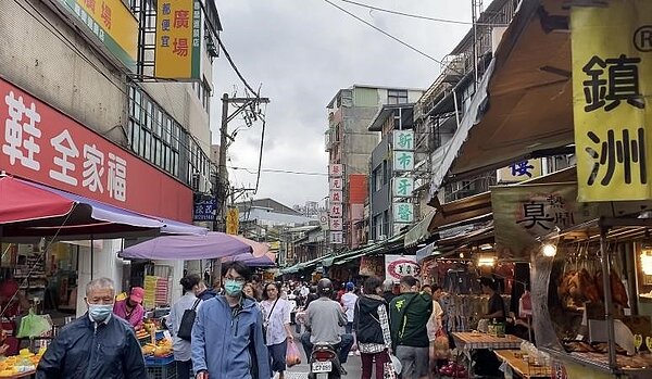 北投市場平日人潮景象。圖／李珮慈攝