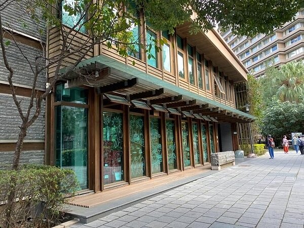 座落在北投公園的全台首座綠建築圖書館新北投圖書館。圖／李珮慈攝