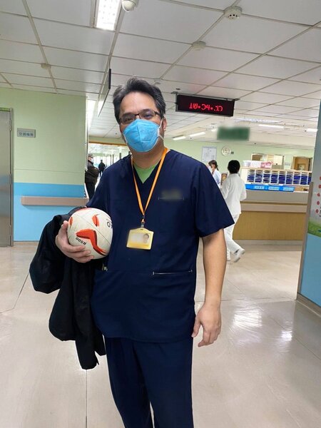施景中臉書PO出在染疫醫院值班，穿著工作服的醫生。 圖／截自施景中臉書